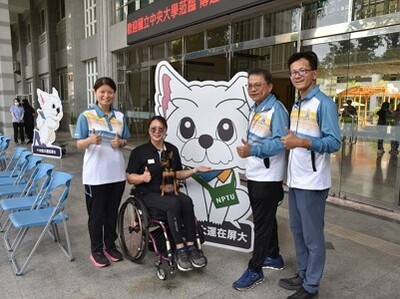 115全大運聖火傳遞到屏大 輪椅羽球球后楊伊宸同學參與聖火交接圖片